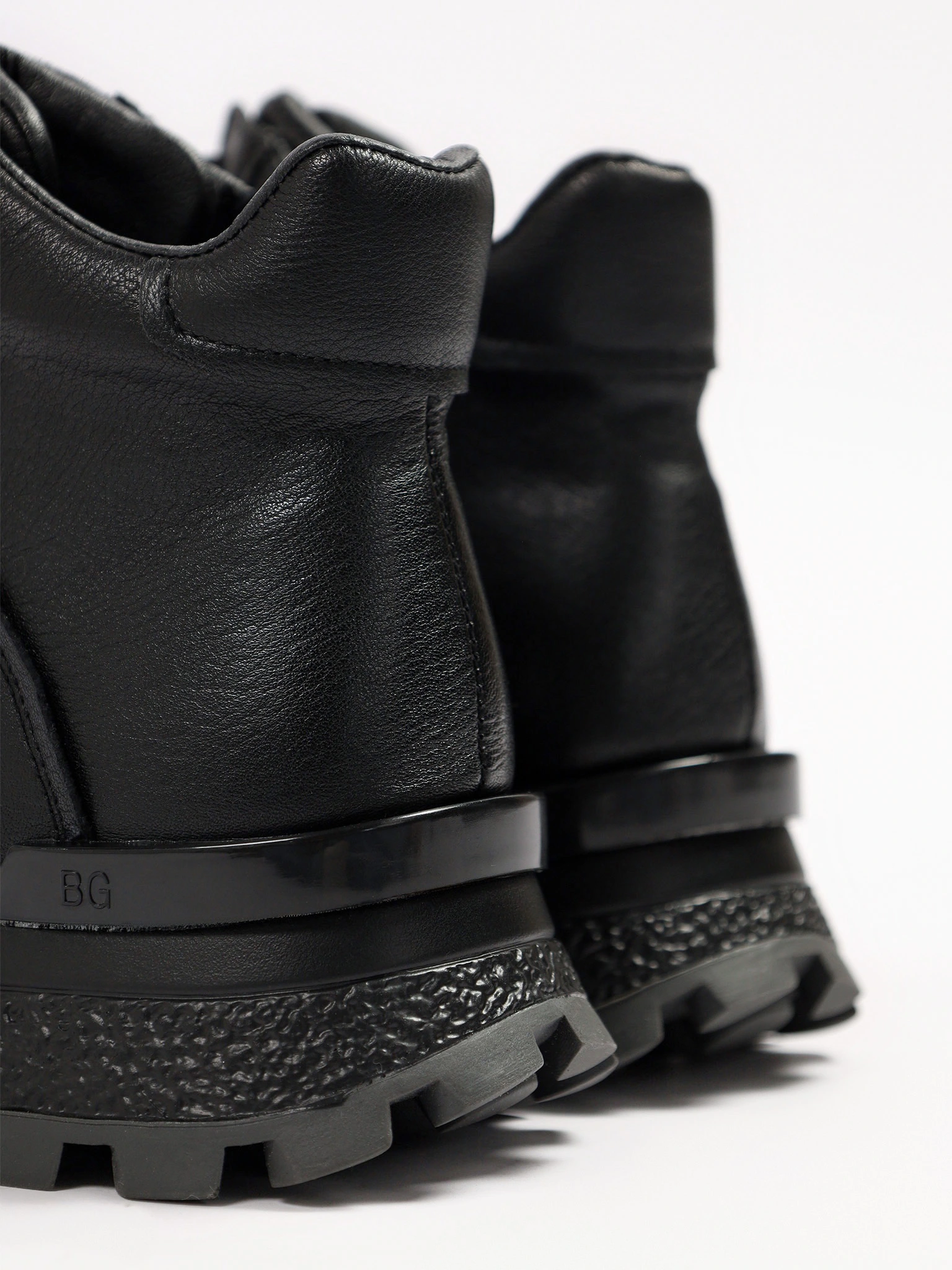 Кроссовки черного цвета на средней рельефной подошве